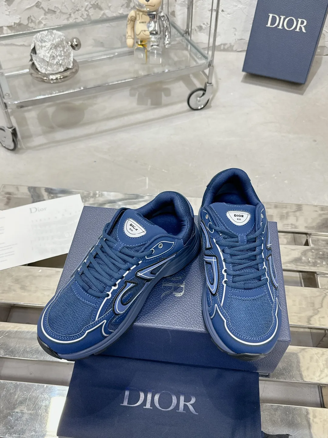 Men's men's shoes 💰600❤️❤️❤️High version Dior Dior's latest color matching B30 series reflective dad sneakers original 17380💰 purchased for development and production Brand new B30 sneakers Dad Shoes style shoes that follow the trend of the retro market The Dior logo on the tongue also indicates that this pair of shoes is the B30 model! B30 uses fine-textured leather and mesh cloth materials to form a shoe body. There are conspicuous letters CD on both sides of the shoe body to indicate identity. Many lines on the shoe body outline details to make the shoes look less monotonous and full of retro flavor. The delivery counter is exquisitely packaged🛍📦 ▪️Fabric: Original customized technical fabric + mesh ▪️Inner lining: Customized breathable lining ▪️Outsole: Original molded IP foam + TPU outsole ▪️Sole thickness: 3.5CM ▪️Size: Women’s size 35-40 / Men’s size 39-46